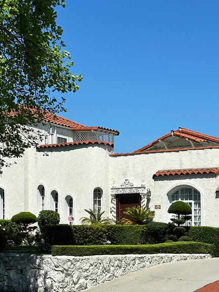 White Spanish Colonial Revival home in Hancock Park near South Larchmont Boulevard, a well-preserved example of early 20th-century design.